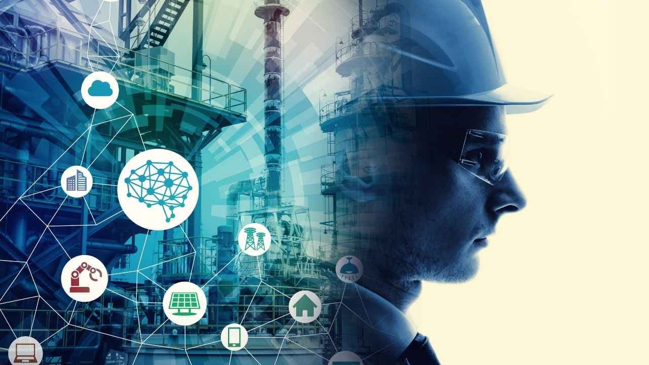 Operaciones industriales conectadas con software y equipos IoT para monitoreo remoto