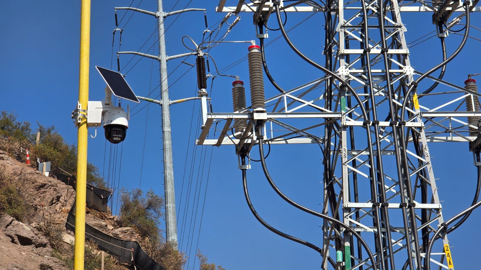 Camara solar instalada en torre de infraestructura